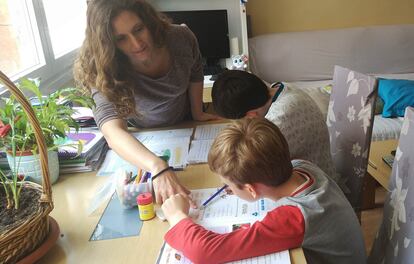 Sara Sanz Gutiérrez, madre de dos niños de siete y de diez años, estudiando en su casa de Leganés durante el confinamiento