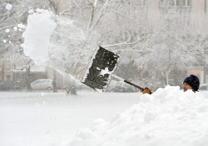 Un home retira la neu amb una pala a Wiesbaden, Alemanya.
