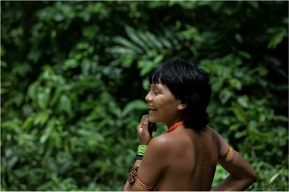 Yanomami posa dentro de aldeia na Terra Indígena Yanomami.