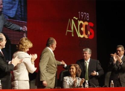 El Rey saluda a Arturo Fernández ante Solbes, Aguirre, la Reina y Ruiz-Gallardón.