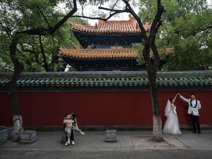 Dos novios se fotografiaban el pasado 26 de septiembre en el exterior del Templo de Confucio en Pekín.