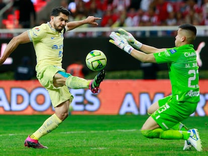 Henry Martín (izquierda) y Miguel Jiménez, durante un partido entre América y Chivas, el pasado 18 de marzo, en Zapopan.