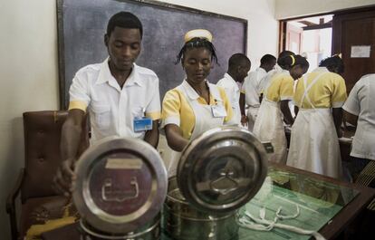 Pemba, Mozambique. En el hospital escuela de Pemba, en el norte de Mozambique, cientos de sanitarios completan su educación para trabajar en el servicio público de salud. La formación de médicos especialistas y de personal sanitario es una de las prioridades de la Cooperación Española en Mozambique, donde trabaja con el gobierno mozambiqueño para mejorar la atención sanitaria a la población. <p> Alcanzar la cobertura sanitaria universal y fortalecer los sistemas de salud de los países socios es uno de los objetivos prioritarios de la Aecid, tanto en los cuidados primarios como en los servicios quirúrgicos y especializados esenciales en hospitales de referencia.</p>