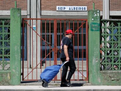 Entrada del colegio Albeiros, en Lugo, donde un profesor es investigado por presunto abusos a nueve niñas del centro, este miércoles.
