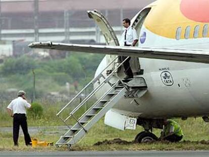 avión fuera de pista