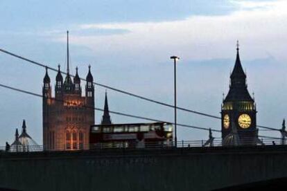 Un autobús de dos pisos cruza el puente de Waterloo, frente al parlamento y el Big Ben.