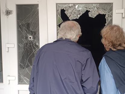 Ares y Joan observan el interior de la Casa de la Cultura de Iprin (Ucrania), el 5 de mayo de 2024.