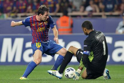 Messi trata de superar a Helton.