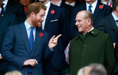 El príncipe Enrique y Felipe de Edimburgo, en la final de la copa de Rugby, celebrada el 31 de octubre de 2015 en Londres. 