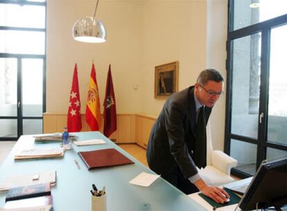 El alcalde de Madrid, Alberto Ruiz-Gallardón, en su despacho.