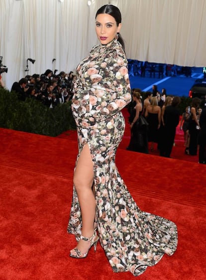 <p><strong>Cuándo.</strong> En la Met Gala de 2013.</p> <p><strong>Por qué.</strong> Porque lo más acertado no siempre es lo más obvio. El tema de la gala era el punk, y la alfombra roja se llenó de imperdibles gigantes, cuadros escoceses, prendas desgarradas y chupas de cuero. Básicamente, de elementos que hoy forman parte de la oferta cotidiana de cualquier cadena de moda asequible. Kim Kardashian recurrió a Riccardo Tisci, a la sazón director creativo de Givenchy, que firmó para ella un vestido que llevaba el estampado floral hasta el límite del mal gusto, que es precisamente el punto exacto donde comienza el punk. Y embarazada de su primer hijo. Por excesivo, por inesperado y por apabullante (fíjese que hasta los guantes y los zapatos son del mismo estampado), fue lo más punk de la velada.</p>