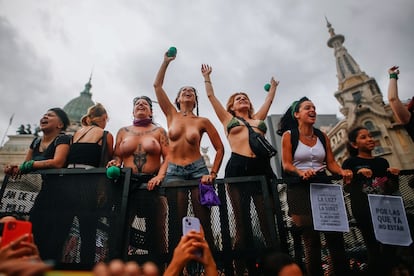 En Argentina, organizaciones feministas celebran una multitudinaria marcha este 8-M para reivindicar sus derechos, que han retrocedido con la llegada al Ejecutivo de Javier Milei. 