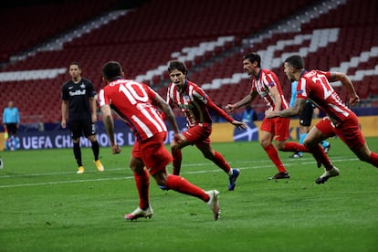 João Felix (c) celebra tras marcar el tercer gol  del Atlético ante el Salzburgo. / Juanjo Martín (EFE)