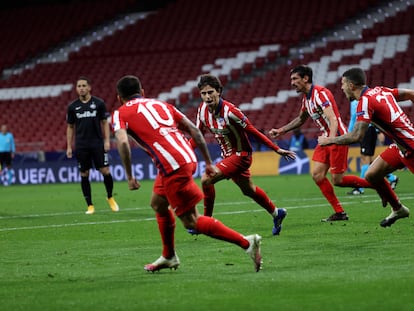 João Felix (c) celebra tras marcar el tercer gol  del Atlético ante el Salzburgo. / Juanjo Martín (EFE)