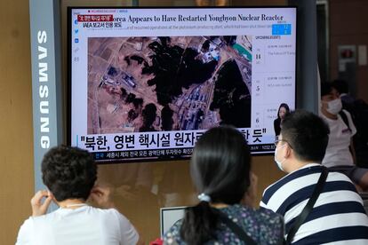 Personas en la estación de trenes de Seúl miran la pantalla de una televisión que enseña una imagen de satélite de la planta nuclear de Yongbyon, este lunes.