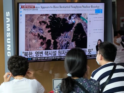 Personas en la estación de trenes de Seúl miran la pantalla de una televisión que enseña una imagen de satélite de la planta nuclear de Yongbyon, este lunes.