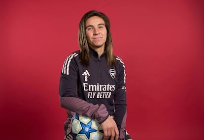 Mariona Caldentey posa con el balón de la Champions el pasado 6 de mayo en el centro de entrenamiento del Arsenal, en Londres.