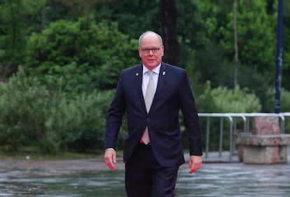 El príncipe Alberto de Mónaco llega a la sexta cumbre de la Comunidad Política Europea el 16 de mayo de 2025 a la plaza Skanderbeg de Tirana, Albania.