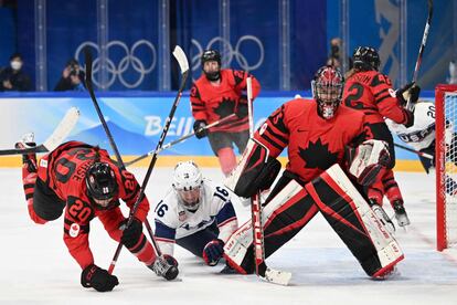 Los equipos femeninos de Canadá y de Estados Unidos, durante su enfrentamiento en el partido final de hockey sobre hielo el 17 de febrero.