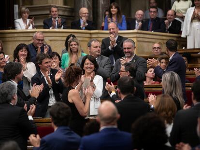 La nueva presidenta del Parlament, Anna Erra (Junts), es aplaudida tras conocer el resultado de la votación en la Cámara.