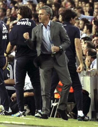 Mourinho celebra uno de los goles del Madrid.
