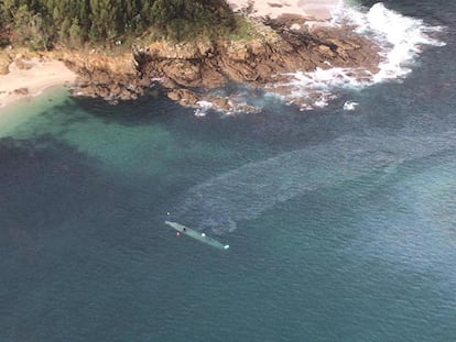 Imagem aérea do submarino localizado no litoral da Galícia.