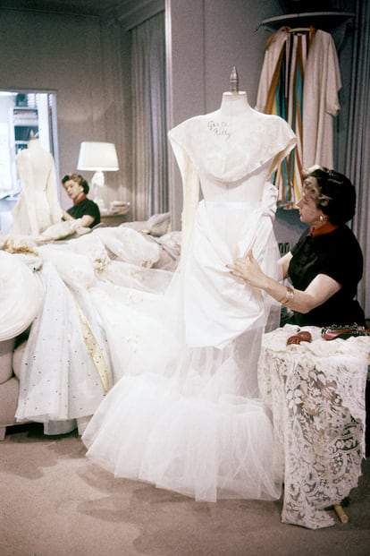 Helen Rose trabajando en el vestido de novia de Grace Kelly.