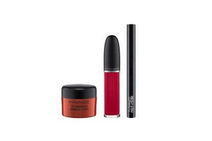 Un kit para unos labios golosos, de M∙A∙C Cosmetics
Viaja a través de un mar de sensaciones con este delicioso kit con sabor a vainilla y cereza. Tres de los grandes iconos de M∙A∙C Cosmetics -un exfoliante hecho a base de azúcar que elimina con suavidad la piel seca; un preparador que te ayudarán a mantener los labios perfectos durante más tiempo y su barra de labios roja más retro- te darán la fórmula de los labios perfectos. Precio: 48 euros.