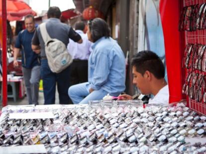 Puesto de gafas en una calle de ciudad de M&eacute;xico.