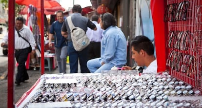 Puesto de gafas en una calle de ciudad de México.