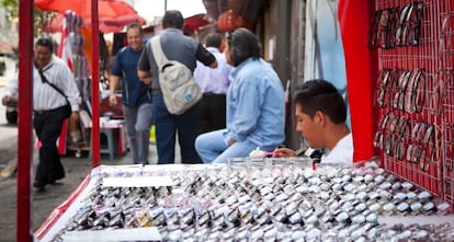 Puesto de gafas en una calle de ciudad de M&eacute;xico.