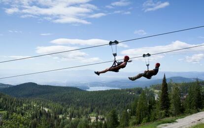 Una doble línea de descenso en tirolina en Whitefish, Montana (Estados Unidos).