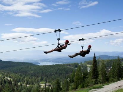 Una doble línea de descenso en tirolina en Whitefish, Montana (Estados Unidos).