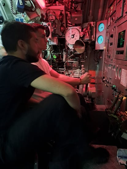 Imagen del puesto de control del submarino 'Tramontana', con el timonel.