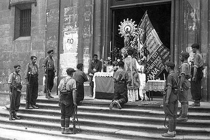 Bilbao, 20 de junio de 1937. Misa celebrada ante el altar instalado en la puerta de la Iglesia de San Nicolás.