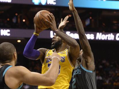 LeBron, entre Parker y Williams.