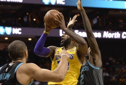 LeBron, entre Parker y Williams.