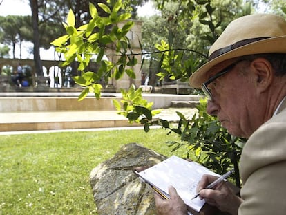 Peridis, dibujando en el claustro de Palam&oacute;s, premio Gat Perich.