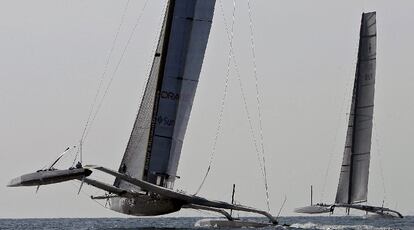 El catamarán Alinghi y el trimarán Oracle compiten por fin tras varios días sin poder empezar la competición.