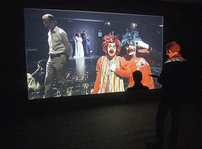 Una imagen del filme Bilbao Song en el momento en el que figuran en escena Julen Madariaga, uno de los fundadores de ETA, y los payasos Pirritx eta Porrotx.