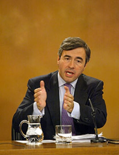 El ministro del Interior, Ángel Acebes, en una rueda de prensa.