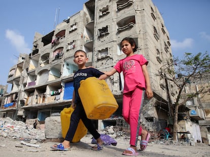 Niños palestinos caminan entre las casas destruidas por ataques israelíes este miércoles en la franja de Gaza.