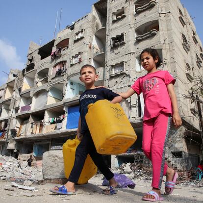 Niños palestinos caminan entre las casas destruidas por ataques israelíes este miércoles en la franja de Gaza.