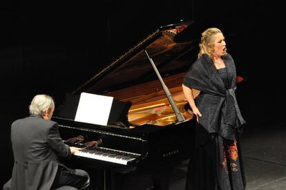 La soprano Diana Damrau y el pianista Helmut Deutsch durante su actuación en el Teatro de la Zarzuela.