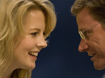 Guido Westerwelle, presidente del FDP, habla con Linda Teuteberg, candidata por Postdam durante el congreso del partido en esta ciudad.