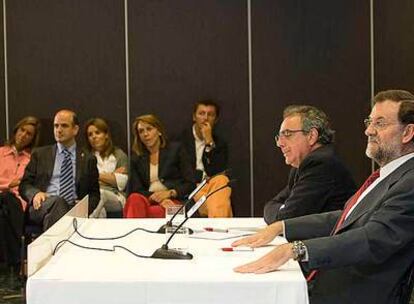 Mariano Rajoy (a la derecha) y Miguel Sanz, presidente de Navarra, tras la reunión de ayer en Pamplona.
