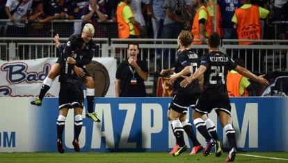 Los jugadores de la Real celebran el gol de Griezmann. 