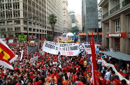 Os organizadores da manifestação contaram 70.000 pessoas se juntando a favor de Lula em Porto Alegre. As autoridades locais não contabilizaram o número de manifestantes.