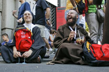 Dos religiosos se toman un descanso en el entorno de la plaza de Cibeles.
