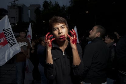 Luis Enrique, 17 años, estudiante de bachilletaro. También activista del PRD, acude a la marcha con un grupo de jóvenes cercanos al principal partido de la izquierda en México. Su rostro y sus manos están manchados de sangre, escenificando la violencia ejercida sobre tantas víctimas en el país. "Queremos que el Gobierno no nos maneje, que no nos manipule, Queremos ser libres, solidarizarnos con el dolor de otras personas, que se haga justicia. Queremos que nos escuchen".